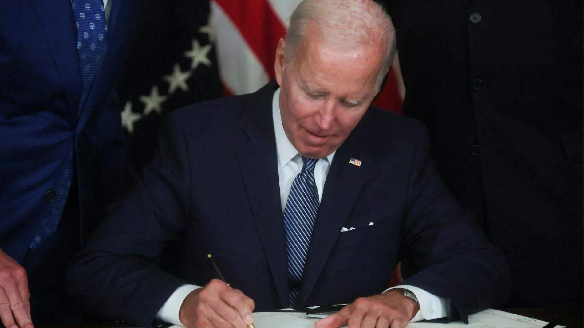 Biden firma proyecto sobre  ley de clima, salud e impuesto rumbo a elecciones